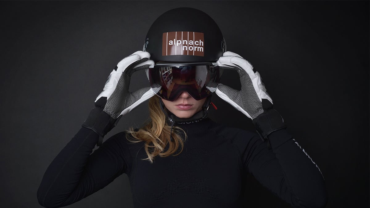 Eliane Portrait Helm und Handschuhe