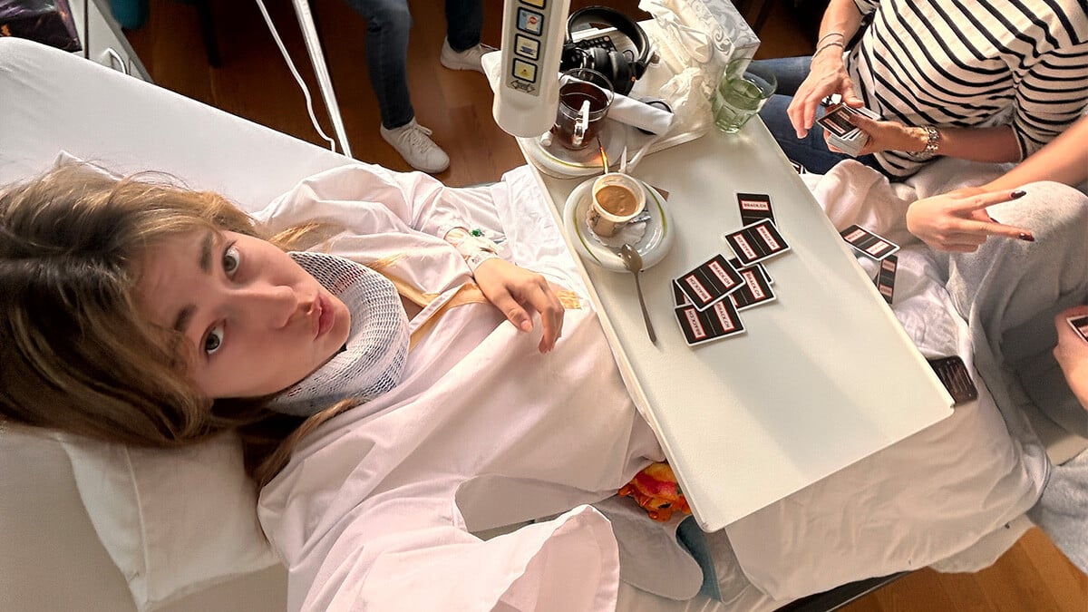 Eliane nach Mandel OP im Krankenhaus
