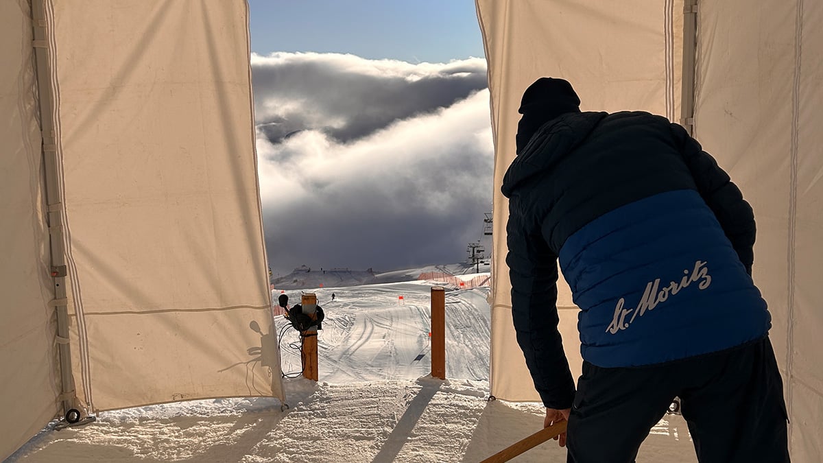 Ein Mann schaufelt im Starthaus von St.Moritz
