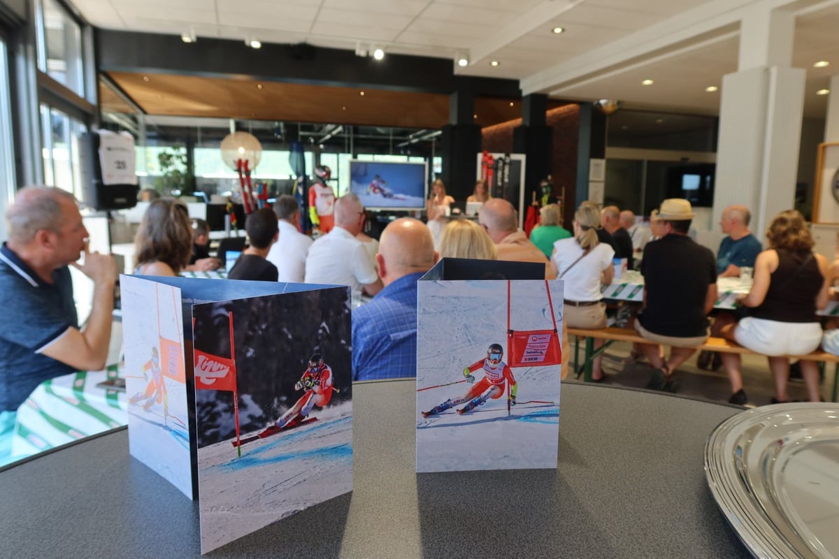 Zwei Autogrammkarten mit Menschen im Hintergrund